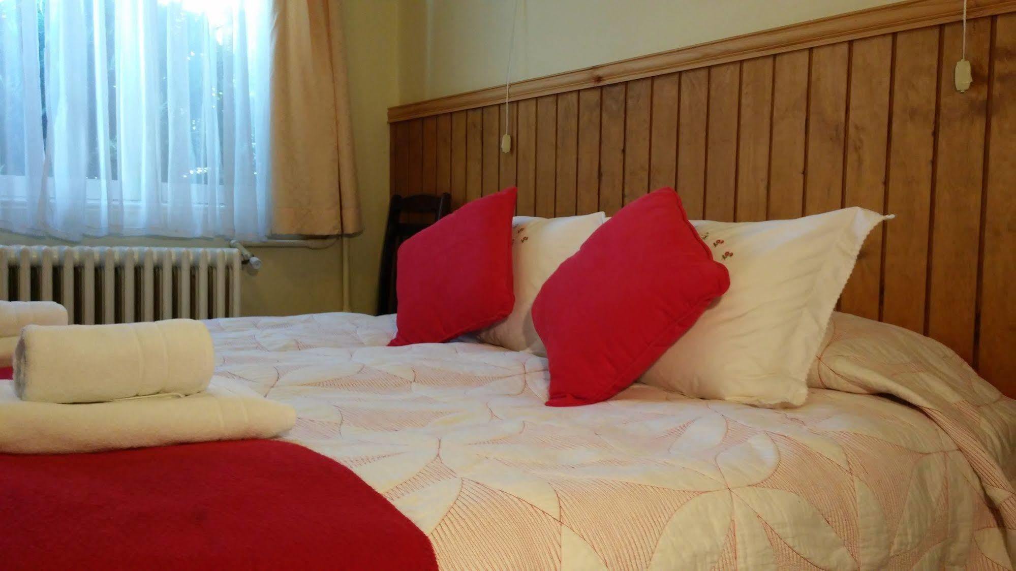 Hostal Y Cabanas Ainil بونتا أريناس المظهر الخارجي الصورة